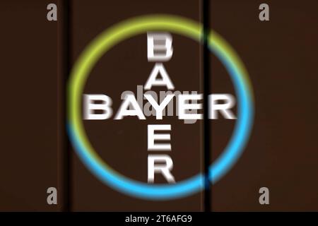 DAS Logo der Bayer AG zu sehen an einem Dach im Rahmen der Sommertour von Hendrik Wüst bei seinem Besuch der Agrarsparte der Bayer AG a Monheim. Der Chemiekonzern Hat im November 2023 einen massiven Stellenabbau angekündigt: Nach einem Verlust von 4, 6 Milliarden Euro Will Bayer-Chef Bill Anderson mehrere Führungsebenen streichen und die Belegschaft erheblich reduzieren. Archivbild, Themenbild, Symbolbild Monheim, 30.08.2023 NRW Deutschland *** il logo Bayer AG visto su un tetto come parte del tour estivo di Hendrik Wüsts durante la sua visita alla divisione agricola della Bayer AG a Monheim la chemica Foto Stock