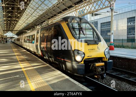 Avanti West Coast Super Voyager 221101 al binario 5 della stazione ferroviaria di Preston. Foto Stock