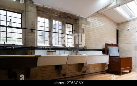 Castello di Bamburgh, Bamburgh, Northumberland, Inghilterra, Regno Unito - edificio classificato di primo grado - vista interna dei lavandini nel bagno della lavanderia Foto Stock