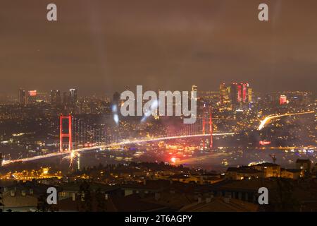 Ponte sul Bosforo, conosciuto anche come Ponte dei Martiri, il 15 luglio, durante una celebrazione. Foto di sfondo di Istanbul. Foto Stock