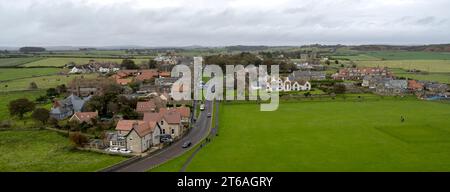 Vista ariale del villaggio di Bamburgh, Northumberland, Inghilterra, Regno Unito. Foto Stock