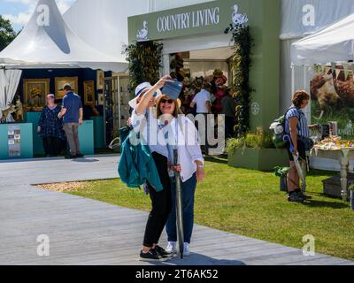 I visitatori del Country Living Pavillion (persone in stand presso bancarelle commerciali ed esposizioni, esposizione soleggiata) - 2023 Flower Show Tatton Park, Cheshire, Inghilterra, Regno Unito. Foto Stock