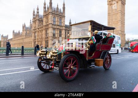 1904 auto Darracq che partecipa alla corsa da Londra a Brighton, evento automobilistico d'epoca che attraversa Westminster, Londra, Regno Unito Foto Stock