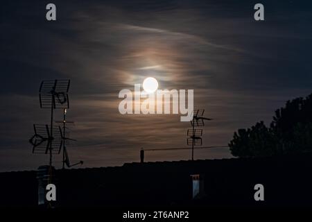 Bel cielo nuvoloso con splendente luna piena Foto Stock