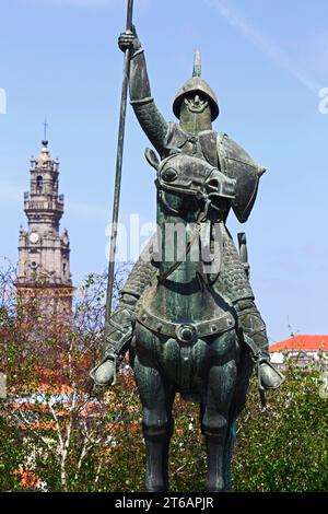 Statua di Vímara Peres (considerato il primo conte del Portogallo), Torre dos Clérigos chiesa torre sullo sfondo, Ribeira, Porto / Oporto, Portogallo Foto Stock