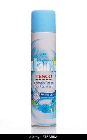 Mansfield, Nottingham, Regno Unito, 9 novembre 2023: Immagine del prodotto in studio del deodorante Tesco Cotton Fresh Air, Tesco è una società britannica. Foto Stock