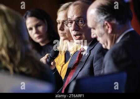 Apertura del panel zum Thema: A metà strada per Washington DC: Integrare gli sforzi politici, tecnici e militari per rafforzare il contributo del cyber alla nostra posizione generale di deterrenza e difesa mit hier im Bild L-R: Annalena Baerbock, Bundesaussenministerin, Elina Valtonen, Aussenministerin von Finnland, Igli Hasani, Aussenminister von Albanien, und Leo Docherty, Staatsminister fuer Europa und Nrdamerika des Vereinigten Koenigreichs, im Rahmen der Eroeffnung der NATO Cyberkonferenz im Auswaertigen AMT a Berlino, 09.11.2023. Berlin Deutschland *** pannello di apertura a metà strada per Washington DC integra Foto Stock