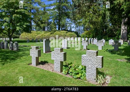 Tombe tedesche della prima guerra mondiale al St. Cimitero militare Symphorien, luogo di sepoltura della prima guerra mondiale a Saint-Symphorien vicino a Mons, provincia di Hainaut, Belgio Foto Stock