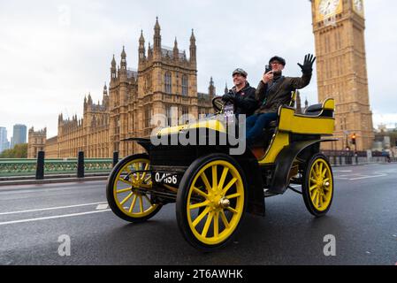 1901 auto Wolseley che partecipa a Londra alla corsa di auto veterane di Brighton, evento automobilistico d'epoca che passa attraverso Westminster. Drew Pritchard come passeggero Foto Stock