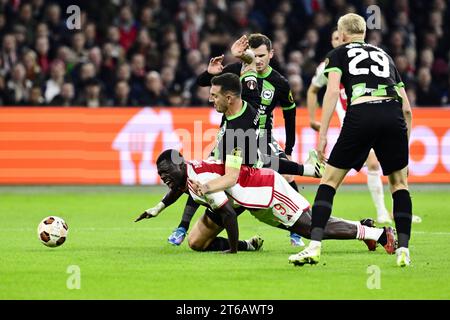 AMSTERDAM - (l-r) Brian Brobbey di Ajax, Lewis Dunk di Brighton Hove Albion, Pascal Gross di Brighton Hove Albion durante la partita di UEFA Europa League nel gruppo B tra Ajax Amsterdam e Brighton & Hove Albion FC nella Johan Cruyff Arena il 9 novembre 2023 ad Amsterdam, Paesi Bassi. ANP OLAF KRAAK Foto Stock