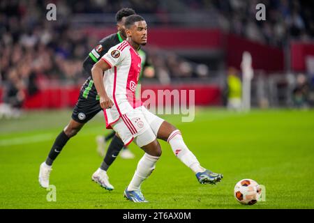 Amsterdam, Paesi Bassi. 9 novembre 2023. AMSTERDAM, PAESI BASSI - 9 NOVEMBRE: Jorrel Hato dell'AFC Ajax passa il pallone durante la partita di UEFA Europa League 2023/24 gruppo B tra l'AFC Ajax e il Brighton & Hove Albion alla Johan Cruyff Arena il 9 novembre 2023 ad Amsterdam, Paesi Bassi. (Foto di Rene Nijhuis/Orange Pictures) credito: Orange Pics BV/Alamy Live News Foto Stock