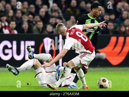 AMSTERDAM - (l-r) Kenneth Taylor dell'Ajax, Joao Pedro del Brighton Hove Albion durante la partita di UEFA Europa League gruppo B tra l'Ajax Amsterdam e il Brighton & Hove Albion FC alla Johan Cruyff Arena il 9 novembre 2023 ad Amsterdam, Paesi Bassi. ANP OLAF KRAAK Foto Stock