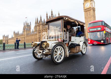 1904 auto Darracq che partecipa alla corsa da Londra a Brighton, evento automobilistico d'epoca che attraversa Westminster, Londra, Regno Unito Foto Stock