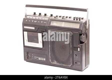 Registratore a cassette stereo portatile retro degli anni '80 isolato su bianco. Foto Stock