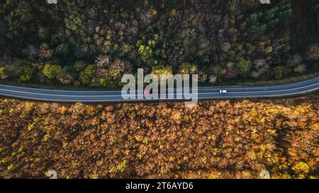 In autunno, un veicolo in camion ti porterà sulla natura della catena montuosa di Tresibaba, vicino a Knjazevac, Serbia, dall'alto verso il basso Foto Stock