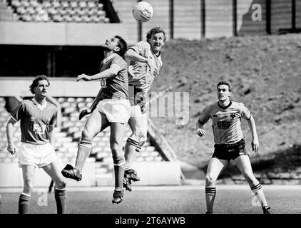 LUPI V LINCOLN 2/5/87 lupi Barry Powell e Peter Daniel in aria con Rob Kelly che guarda. Foto Stock