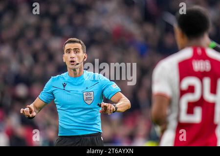 Amsterdam, Paesi Bassi. 9 novembre 2023. AMSTERDAM, PAESI BASSI - 9 NOVEMBRE: L'arbitro Nikola Dabanovic reagisce durante la partita del gruppo B di UEFA Europa League 2023/24 tra AFC Ajax e Brighton & Hove Albion alla Johan Cruyff Arena il 9 novembre 2023 ad Amsterdam, Paesi Bassi. (Foto di Rene Nijhuis/Orange Pictures) credito: Orange Pics BV/Alamy Live News Foto Stock