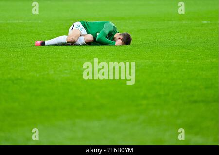 Il calciatore ferito giace sul campo. Foto Stock