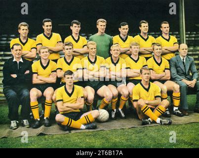 Squadra di Wolverhampton Wanderers, Peter Broadbent, Kirkham, Dave Woodfield, Fred Davis, Jimmy Murray, Ted Farmer, Harris. FRONT Joe Gardiner, Wharton, Bobby Thompson, Ron Flowers, Crowe, Alan Hinton, George Showell, Stan Cullis. FLOOR Goodwin, Barry Stobart Foto Stock