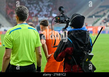 Telecamera dietro il giocatore sostituto durante la partita di calcio. Foto Stock