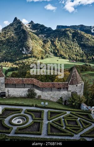 Dent de Broc e Dent du Chamois a la Gruyere e al castello di Gruyères, Svizzera Foto Stock