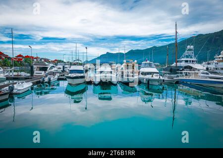 Barche e yacht ormeggiati nel porticciolo di Eden Island, Mahe Island, Seychelles. Foto Stock