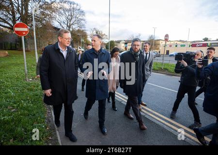 Lord Caine (a sinistra) ascoltando il deputato di Sinn Fein per South Down Chris Hazzard (secondo da sinistra) durante una visita alla città colpita dalle inondazioni Co Down, dove diversi negozi del centro cittadino erano completamente sommersi dall'acqua. Data foto: Giovedì 9 novembre 2023. Foto Stock