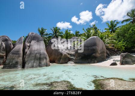Incredibile spiaggia naturale con rocce di granito e cielo blu. La Digue Island, Seychelles. Foto Stock