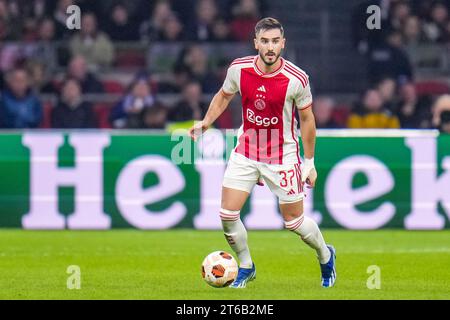 Amsterdam, Paesi Bassi. 9 novembre 2023. AMSTERDAM, PAESI BASSI - 9 NOVEMBRE: Josip Sutalo dell'AFC Ajax corre con la palla durante la partita di UEFA Europa League 2023/24 gruppo B tra AFC Ajax e Brighton & Hove Albion alla Johan Cruyff Arena il 9 novembre 2023 ad Amsterdam, Paesi Bassi. (Foto di Rene Nijhuis/Orange Pictures) credito: Orange Pics BV/Alamy Live News Foto Stock