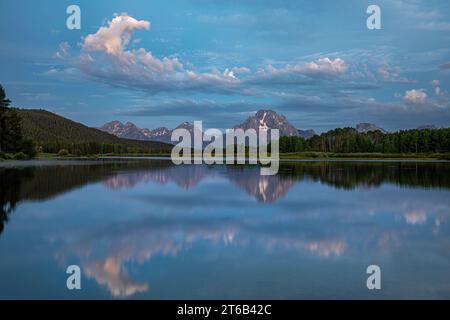 WY05677-00...WYOMING - la mattina presto all'Oxbow Bend del fiume Snake con il Monte Moran in lontananza; parco nazionale del Grand Teton. Foto Stock