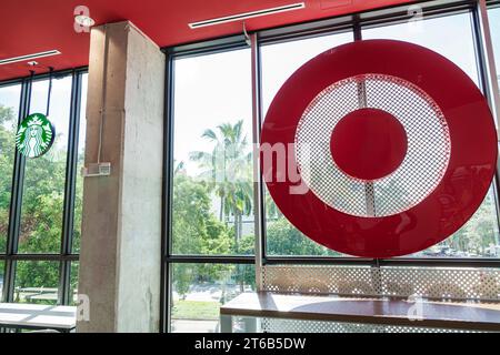 Miami Beach, Florida, grandi magazzini Target discount, interni interni interni, caffè Starbucks con logo gigante rosso a punti, negozio di affari, mercato dei mercanti Foto Stock