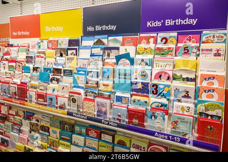 Miami Beach, Florida, grandi magazzini Target discount, interni interni interni, scaffali in vendita, categorie biglietti di auguri di compleanno, negozi di autobus Foto Stock