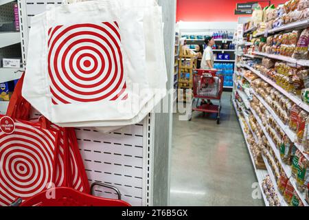 Miami Beach, Florida, grandi magazzini Target discount, interni interni interni, scaffali in vendita, logo Red dot, borse riutilizzabili per la spesa Foto Stock