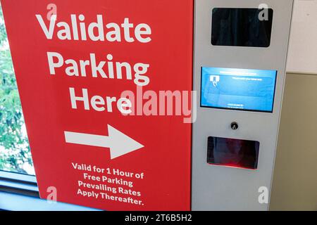 Miami Beach Florida, grandi magazzini Target discount, convalida il parcheggio gratuito per 1 ora, self-service, informazioni sull'insegna, promozione promozionale, cartelloni pubblicitari Foto Stock