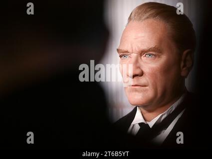 Berlino, Germania. 9 novembre 2023. La figura di cera di Kemal Atatürk, fondatore della Repubblica turca, è presentata al Madame Tussauds di Berlino. Crediti: Jens Kalaene/dpa/Alamy Live News Foto Stock