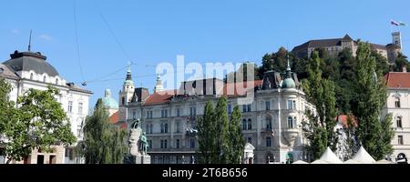 Lubiana, L, Slovenia - 15 agosto 2023: Antico Palazzo e Piazza Preseren Foto Stock