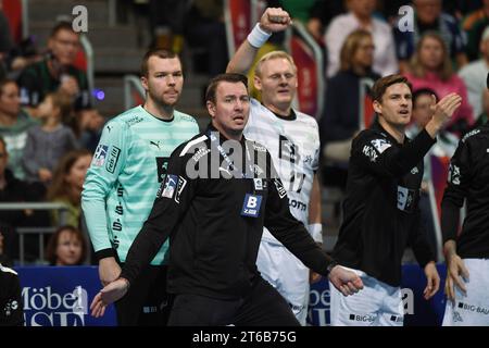 Hannover, Germania. 9 novembre 2023. Pallamano: Bundesliga, TSV Hannover-Burgdorf - THW Kiel, Matchday 12, ZAG Arena. L'allenatore di Kiel, Filip Jicha, gesticolati. Credito: Swen Pförtner/dpa/Alamy Live News Foto Stock