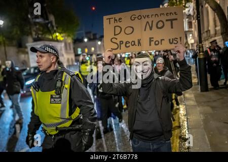 "Million Mask March" attivisti anti-governativi marciano attraverso Westminster il 5 novembre. Londra, Regno Unito Foto Stock