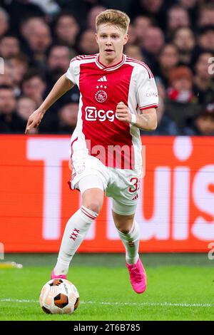 AMSTERDAM, PAESI BASSI - 9 NOVEMBRE: Kristian Hlynsson (Ajax) controlla la palla durante la partita del gruppo B - UEFA Europa League 2023/24 dell'AFC Ajax e. Foto Stock