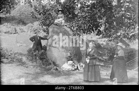 Antica fotografia del 1885 circa, gruppo di uomini e donne anziani all'aperto, le corde della loro tenda possono essere viste a destra. Posizione esatta sconosciuta, probabilmente Maine, USA. FONTE: ORIGINALE 5X8 VETRO NEGATIVO Foto Stock