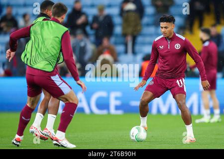 Ollie Watkins #11 di Aston Villa durante il riscaldamento pre-partita in vista della partita di UEFA Europa Conference League Aston Villa vs AZ Alkmaar a Villa Park, Birmingham, Regno Unito, 9 novembre 2023 (foto di Gareth Evans/News Images) in, il 11/9/2023. (Foto di Gareth Evans/News Images/Sipa USA) credito: SIPA USA/Alamy Live News Foto Stock