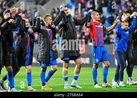 Pilsen, Repubblica Ceca. 9 novembre 2023. I calciatori del Pilsen celebrano la vittoria durante il quarto turno della Football European Conference League partita del gruppo C Viktoria Plzen contro Dinamo Zagabria a Pilsen, Repubblica Ceca, 9 novembre 2023. Crediti: Miroslav Chaloupka/CTK Photo/Alamy Live News Foto Stock