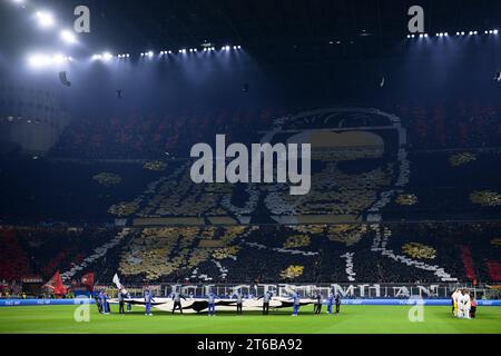 I tifosi dell'AC Milan nel settore "curva Sud" dimostrano il loro sostegno durante la partita di UEFA Champions League tra l'AC Milan e il Paris Saint-Germain FC. Foto Stock