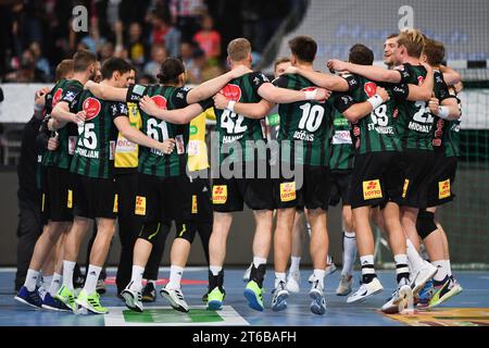 Hannover, Germania. 9 novembre 2023. Pallamano: Bundesliga, TSV Hannover-Burgdorf - THW Kiel, Matchday 12, ZAG Arena. I giocatori di Hannover festeggiano dopo la partita. Credito: Swen Pförtner/dpa/Alamy Live News Foto Stock