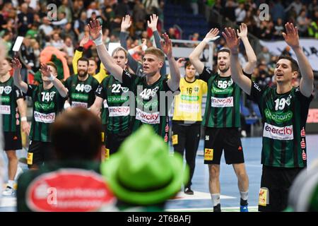 Hannover, Germania. 9 novembre 2023. Pallamano: Bundesliga, TSV Hannover-Burgdorf - THW Kiel, Matchday 12, ZAG Arena. I giocatori di Hannover festeggiano dopo la partita. Credito: Swen Pförtner/dpa/Alamy Live News Foto Stock