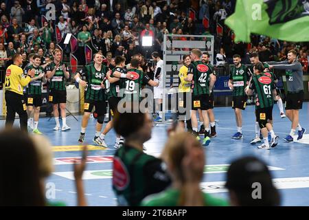 Hannover, Germania. 9 novembre 2023. Pallamano: Bundesliga, TSV Hannover-Burgdorf - THW Kiel, Matchday 12, ZAG Arena. I giocatori di Hannover festeggiano dopo la partita. Credito: Swen Pförtner/dpa/Alamy Live News Foto Stock