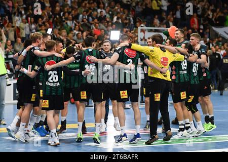 Hannover, Germania. 9 novembre 2023. Pallamano: Bundesliga, TSV Hannover-Burgdorf - THW Kiel, Matchday 12, ZAG Arena. I giocatori di Hannover festeggiano dopo la partita. Credito: Swen Pförtner/dpa/Alamy Live News Foto Stock