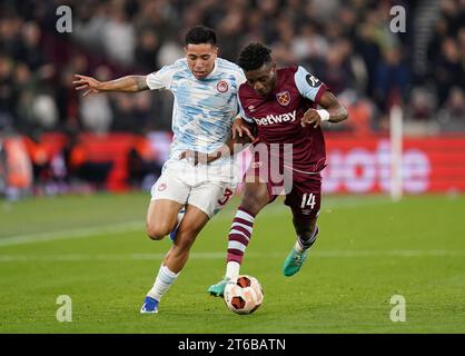 Francisco Ortega (a sinistra) dell'Olympiacos e Mohammed Kudus del West Ham United si battono per il pallone durante la partita di UEFA Europa League Group A allo Stadio di Londra. Data foto: Giovedì 9 novembre 2023. Foto Stock