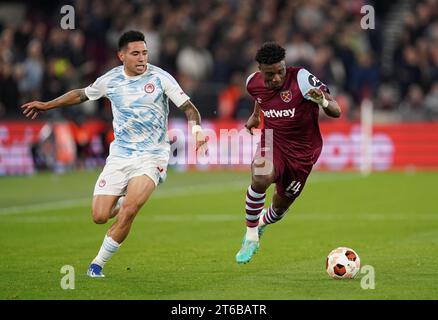 Francisco Ortega (a sinistra) dell'Olympiacos e Mohammed Kudus del West Ham United si battono per il pallone durante la partita di UEFA Europa League Group A allo Stadio di Londra. Data foto: Giovedì 9 novembre 2023. Foto Stock