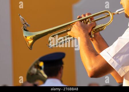 Il musicista militare suona trombe a un festival Foto Stock